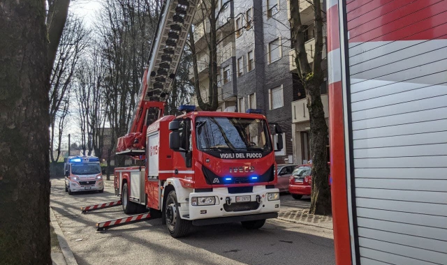 Chiusa sul balcone, la cucina va a fuoco