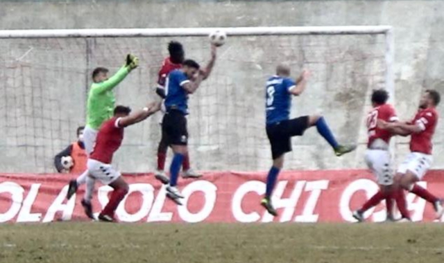 Il gol di mano del Novara (foto Domenico Ghiotto)