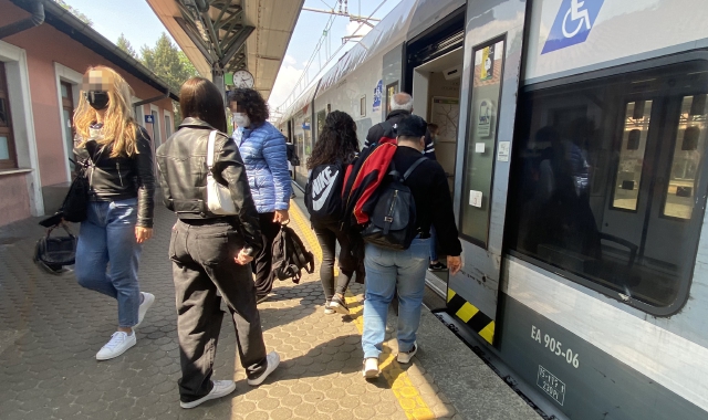 Treni e disagi, i pendolari scrivono a Fontana