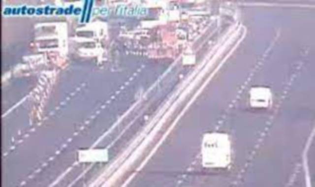 Maxi tamponamento con due morti sulla A26 (foto Ansa)