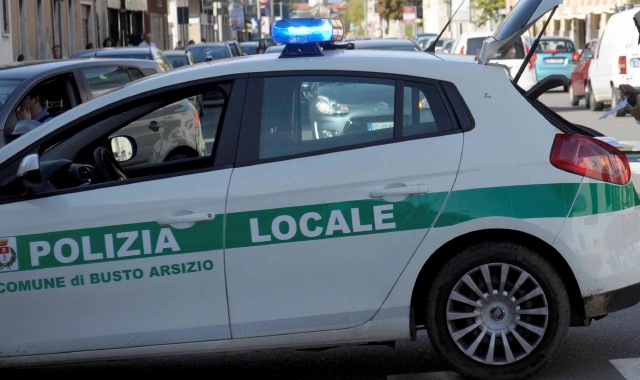 Busto, donna picchia due vigili