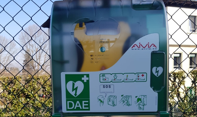 Il defibrillatore inaugurato a Cantello (foto Antonello)