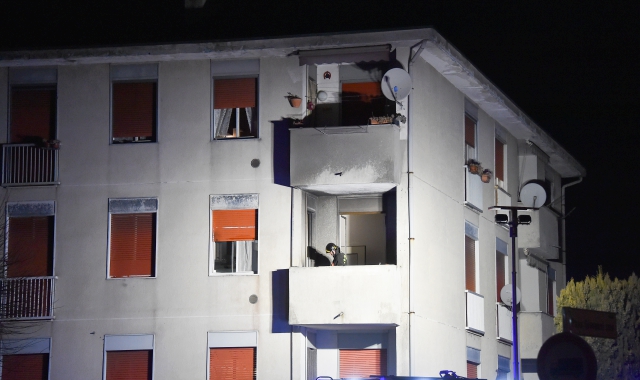 Il palazzo dove sono intervenuti i soccorsi per il principio d’incendio (Pubblifoto)