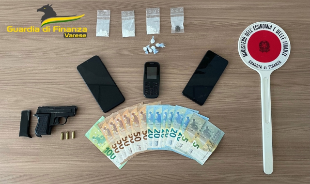 Arma, smartphone, denaro e droga sequestrati dalla Guardia di Finanza