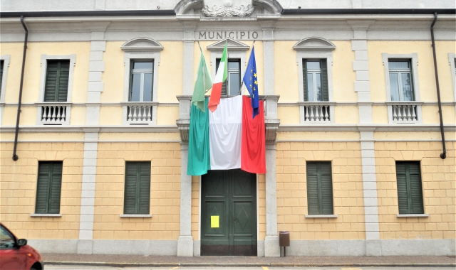 Il municipio di Sesto Calende (foto Furlani)
