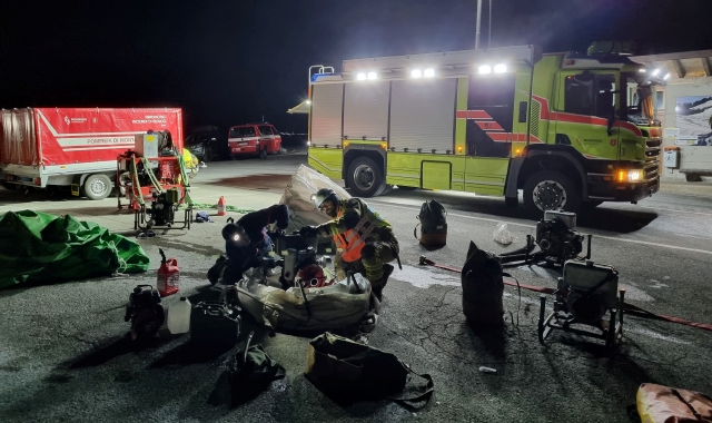 Resterà in zona il presidio dei pompieri svizzeri per scongiurare nuovi focolai in montagna: sarà provvidenziale la neve