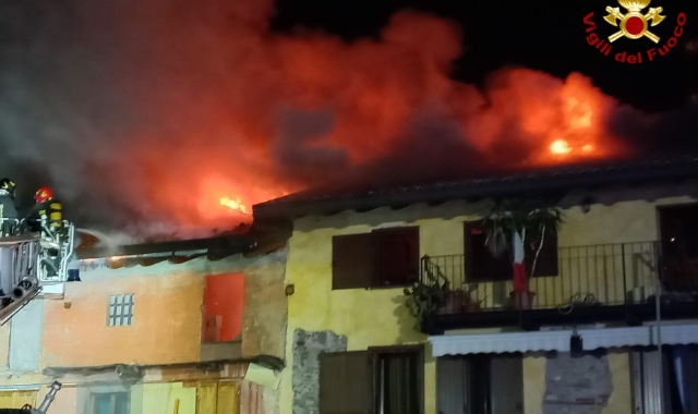 L’incendio di Castelletto (foto Vigili del fuoco)