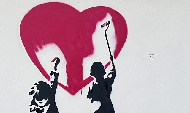 Per coprire le scritte non ci si è limitati a dare una passata di vernice: si è invece colta l’occasione per trasmettere un messaggio contro la violenza. Come la panchina blu nella foto a sinistra