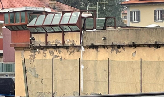 I due evasi si sono aiutati con una corda di lenzuola (foto Redazione)