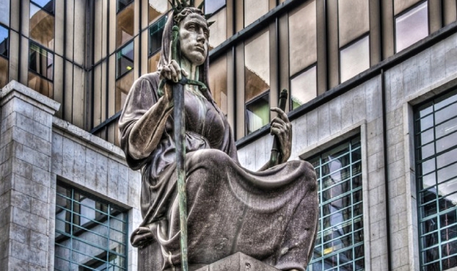 Busto: si finge donna, condannato