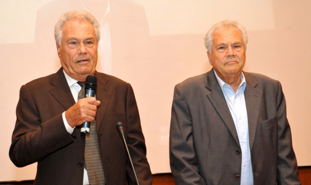 I gemelli Castiglioni (Angelo a destra) durante una lezione all’università