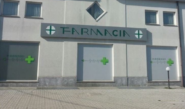 La farmacia comunale di via Verdi: nell’attiguo poliambulatorio aprirà il centro prelievi gestito da Cedal  (foto Redazione)
