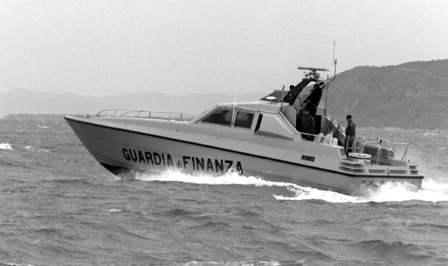 Sul posto anche un’unità della guardia di finanza (foto archivio)