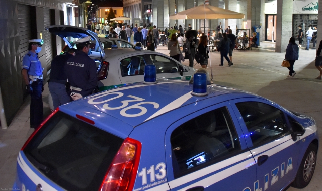 Verbania, calci e pugni all’auto della polizia