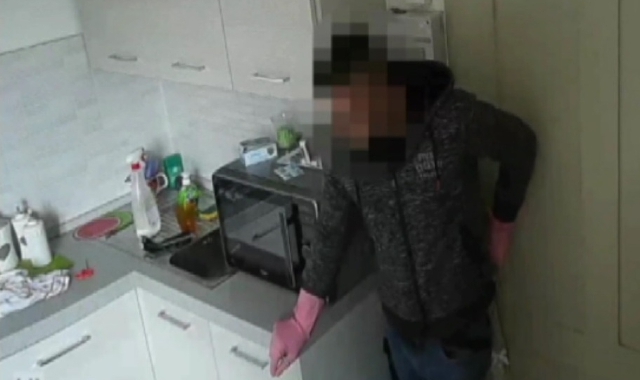 Il ladro immortalato dalla telecamera del vicino di casa(foto carabinieri)
