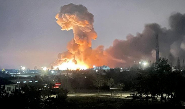 Lo scoppio e la densa nuvola di fumo vicino a un parco nella foto diffusa dalla presidenza ucraina.