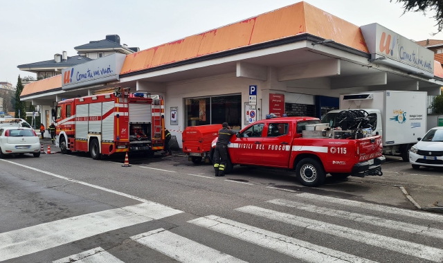 Vigili del fuoco di Saronno al lavoro per due allagamenti (foto Blitz)