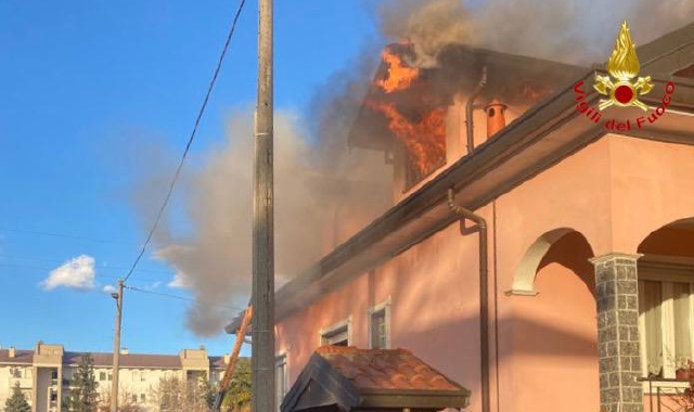 Le fiamme nella villetta di Gallarate (foto vigili del fuoco)