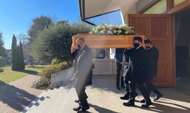 La bara di Marco Dettoni esce dalla chiesa (foto Redazione)