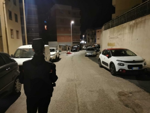 Uccide suocero a sprangate e ferisce gravemente la moglie