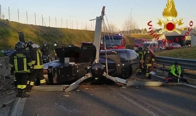 L’elicottero precipitato sull’A9 (foto Vigili del Fuoco)