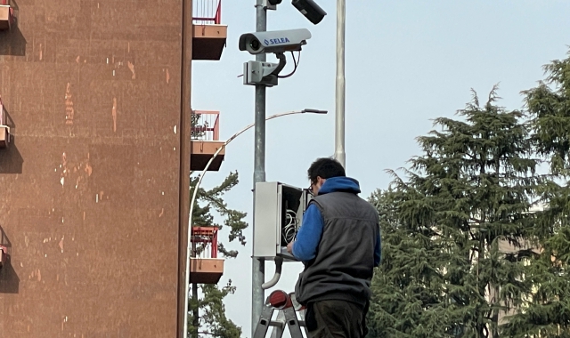 L’installazione delle eco-telecamere a Saronno (foto Blitz)