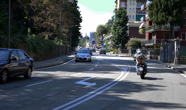 Varese, scontro fra auto e moto