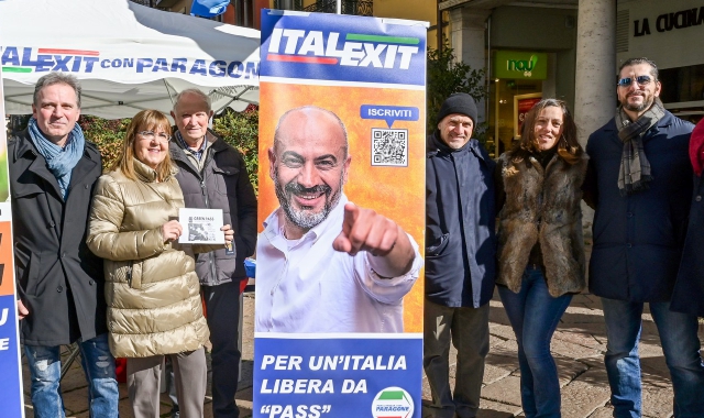 Il gazebo di ItalExit in centro a Varese per farsi conoscere (foto Blitz)