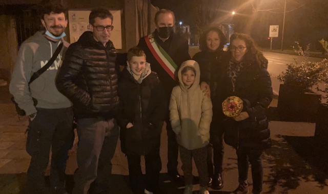 Il sindaco Antonelli ha accolto don Giuseppe e i bambini arrivati nel cuore della notte
