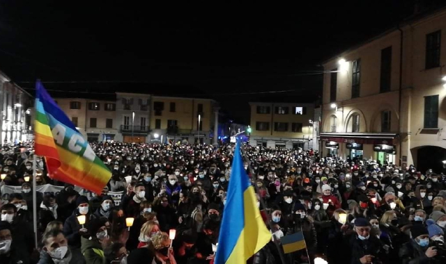 Maniefstazione per la pace ieri sera a Rho (foto Redazione)