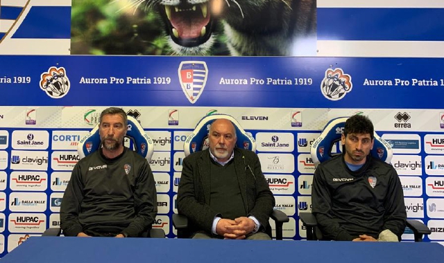 La presentazione di Massimo Sala e Giuseppe Le Noci. Al centro il ds Sandro Turotti (foto Blitz)