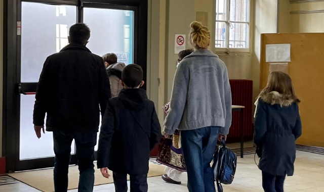 I due bambini ucraini questa mattina a scuola a Varese (foto Facebook)