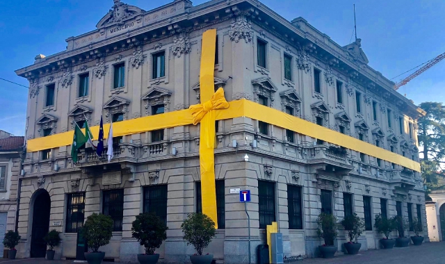 Gallarate, palazzo Borghi «impacchettato» per l’8 marzo