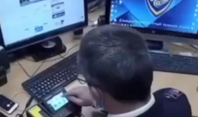 Un agente della polizia postale impegnato in un’indagine. L’individuazione dei responsabili speso non basta per riavere indietro il maltolto