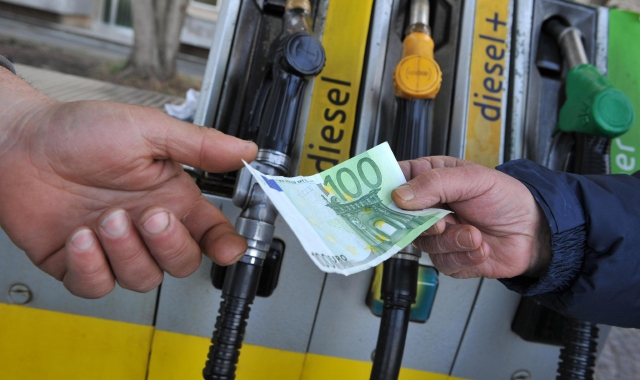 Caro carburante, diesel a 2,1 euro al litro