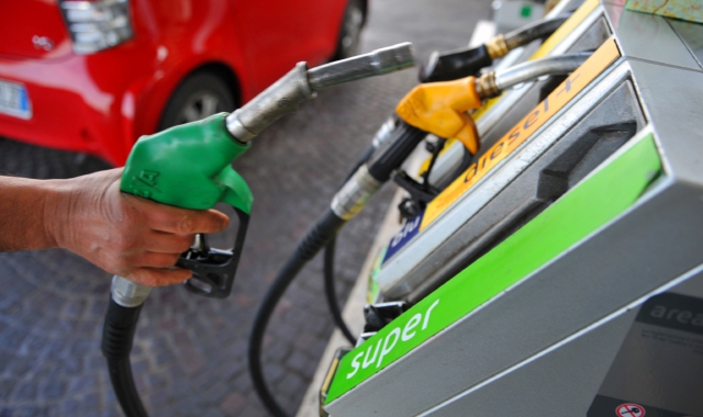 Prezzo di carburanti in contino aumento, la Lega chiede lo stop alle accise