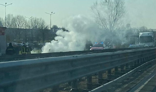 L’auto in fiamme sull’A8 a Solbiate Arno (foto Redazione)