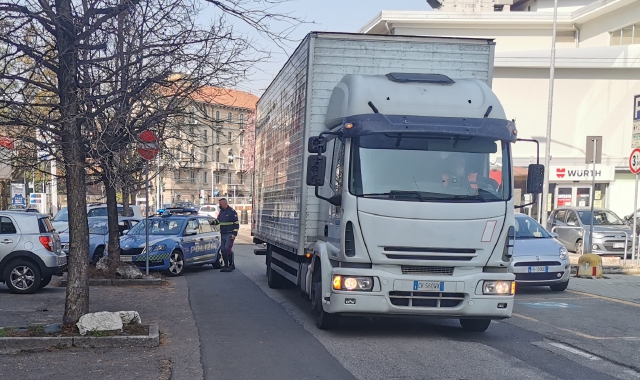 Il camion in retromarcia assistito dagli agenti della Polizia