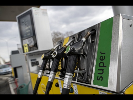 Benzina: a un passo da 2,3 euro al litro per servito