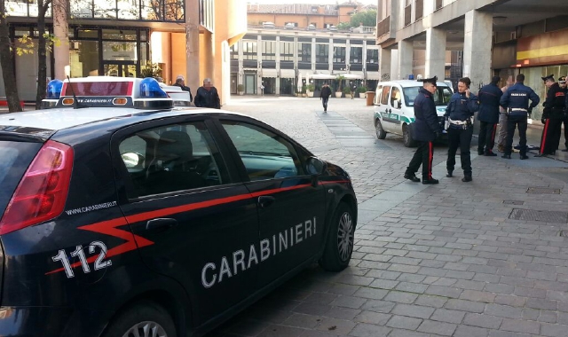 Saronno, abbraccio e rapina