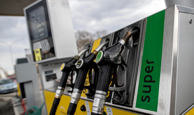 Diesel più caro della benzina, prezzi alle stelle