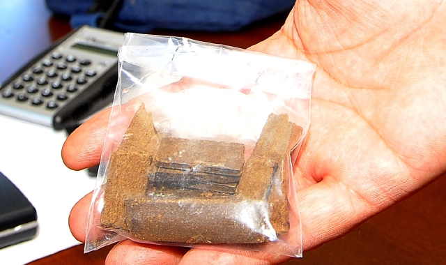 Alcuni grammi di hashish custoditi in una bustina (foto Archivio)
