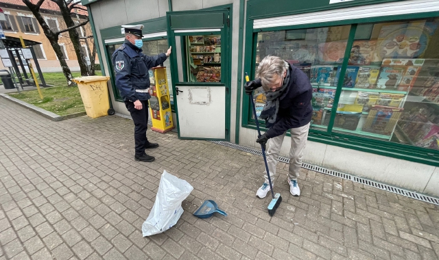 Nella notte la spaccata all’edicola di via Manzoni a Saronno (foto Ghiotto - Blitz)