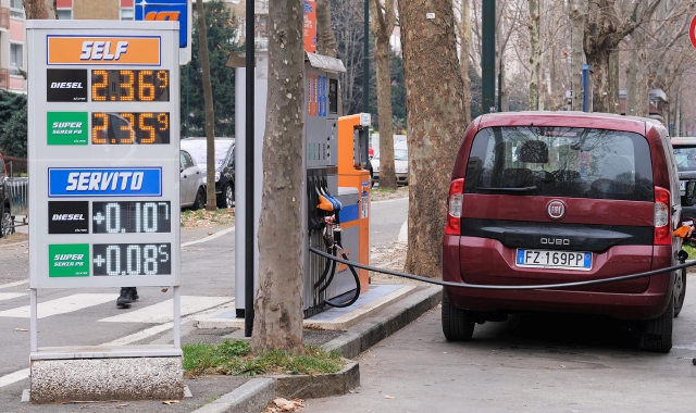La benzina a prezzi record