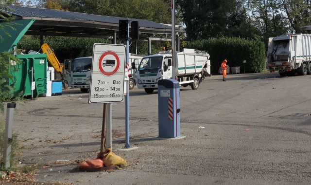 Le telecamere hanno ripreso gli abbandoni vicino alla piattaforma ecologica e sono scattate le sanzioni (foto Redazione)