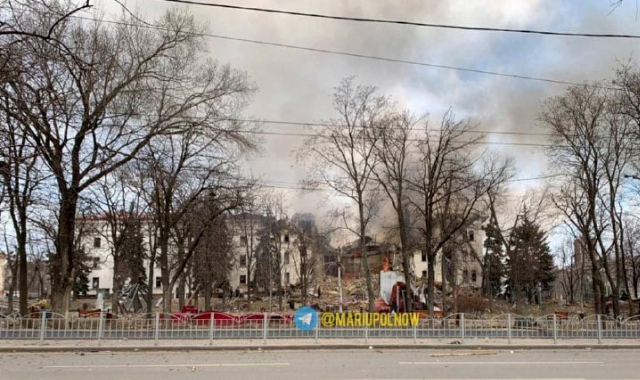 Il raid sul teatro di Mariupol