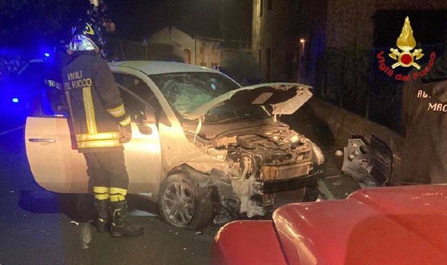 Sangiano, sbanda e si schianta contro un muro