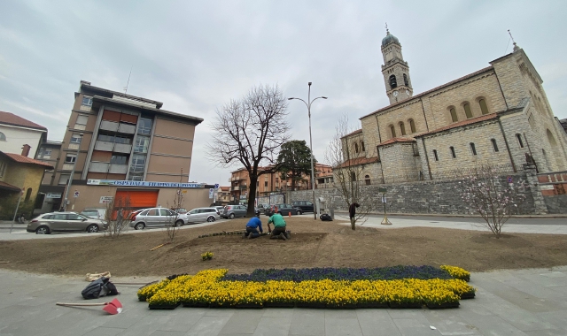 Varese, piazza Biroldi diventa gialla e blu