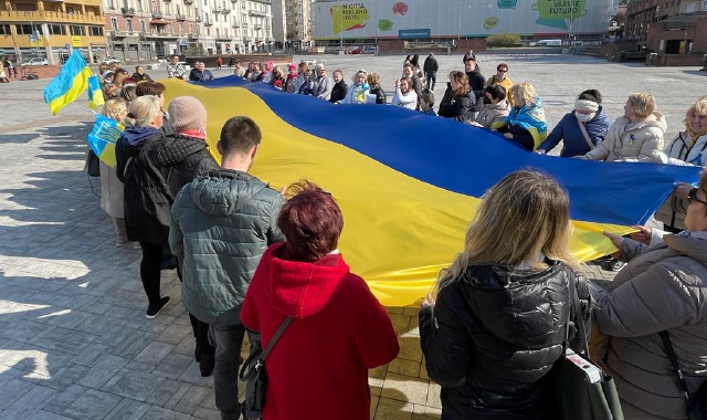 La manifestazione dei cittadini ucraini in piazza a Varese (foto Angelo Puricelli - Blitz)