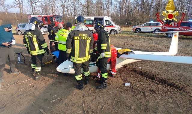 L’aliante caduto ad Arcisate (foto vigili del fuoco)